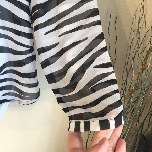 a.n.a. Zebra Print Sheer Button-Front Blouse Size L Black & White - Picture 4 of 14